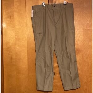 Dockers Men's NWT 42x32 Khaki Cargo Pants